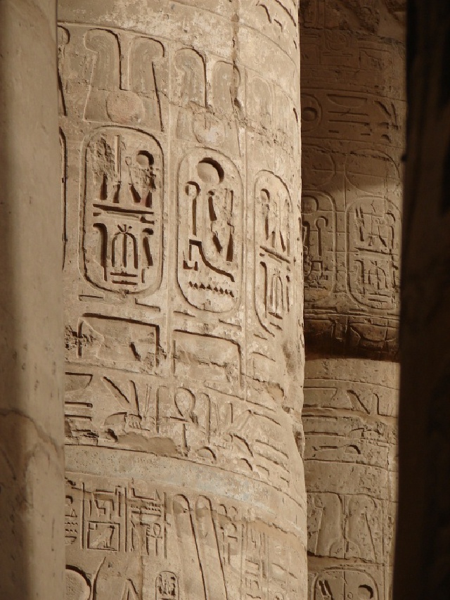 2008/03(March)/AroundTheWorld/Egypt/Karnak/640x480_Kartouches of royalty and stories.jpg